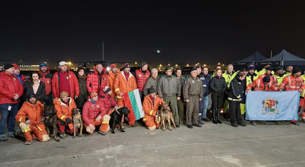 С питка и мед посрещаха първите български спасителни екипи които